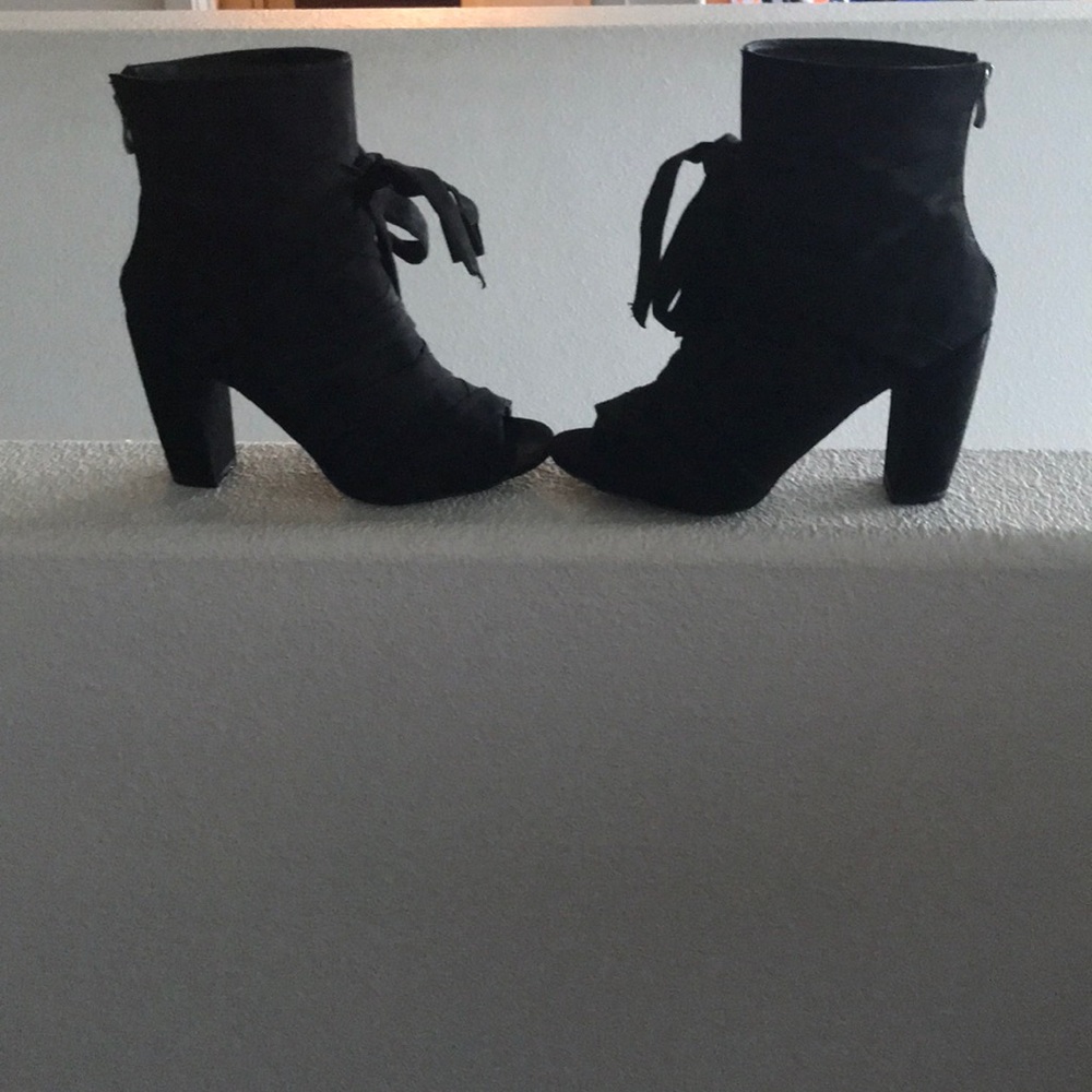 Black 2 lips too heels